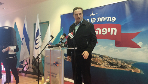 שר התחבורה ישראל כץ בשדה התעופה בחיפה (צילום: שושן מנולה)