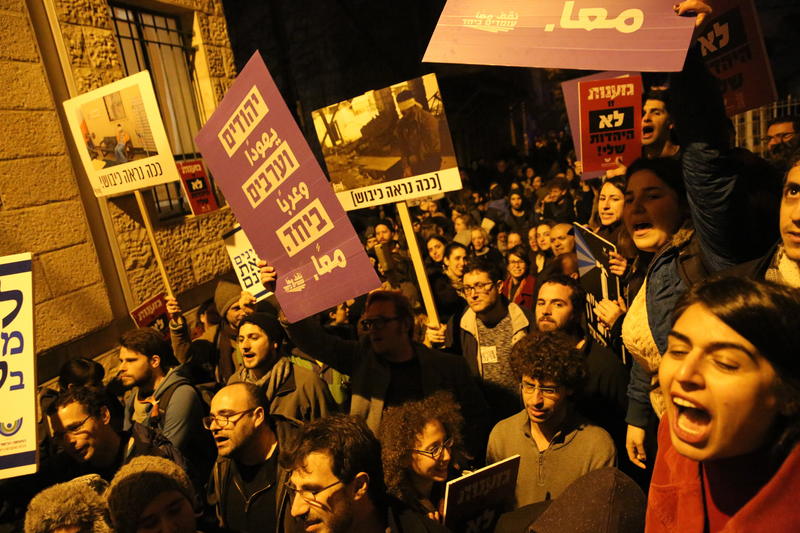 הפגנה נגד סגירת גלריה ברבור (צילום: אמיל סלמן)