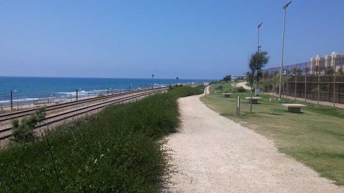 מסילת הרכבת באזור החוף בחיפה (צילום: רמי שלוש)