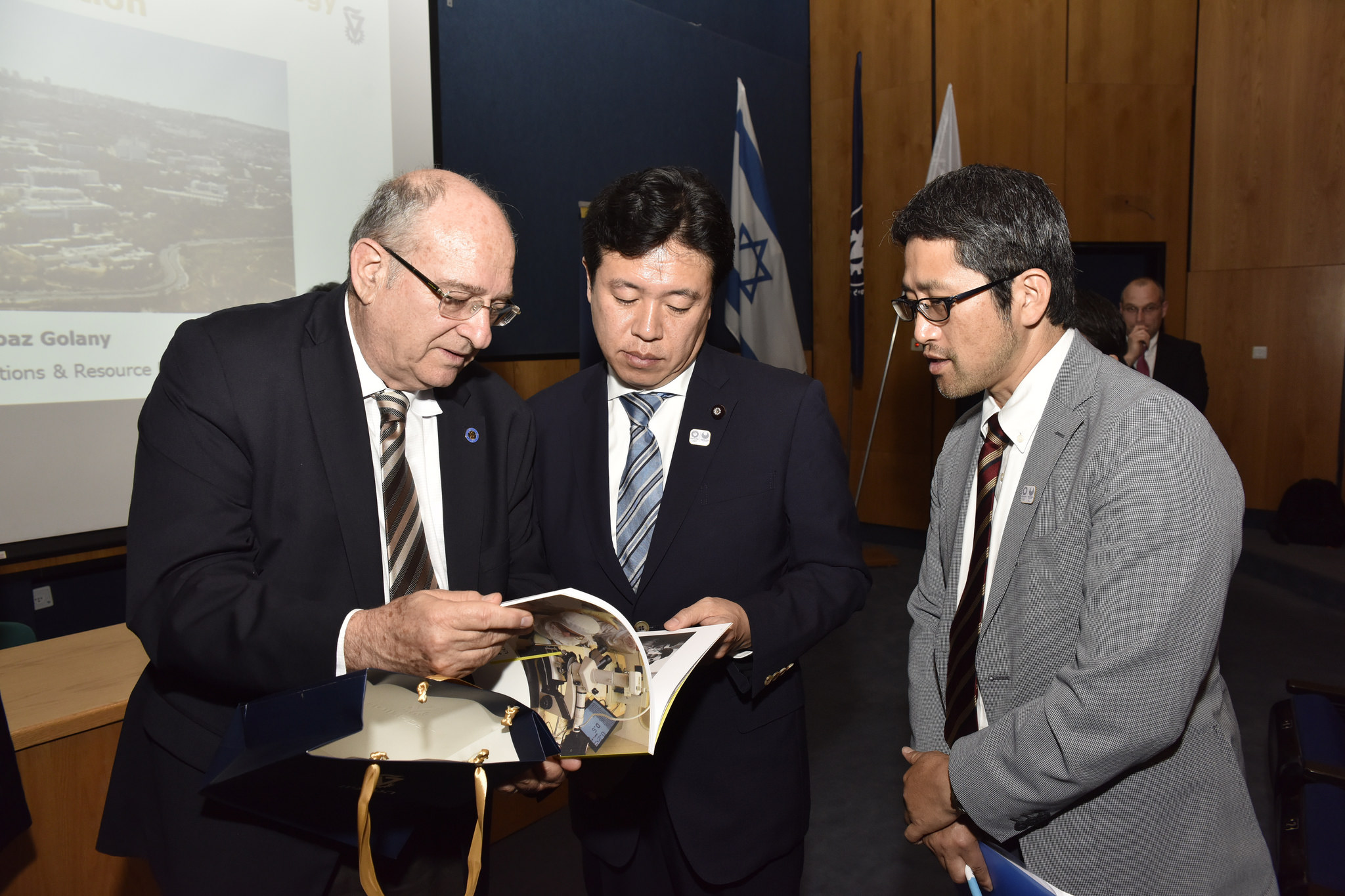 נשיא הטכניון פרופ' פרץ לביא ושר המדע, הטכנולוגיה והחלל היפני יוסקה טסורוהו (צילום: שרון צור)