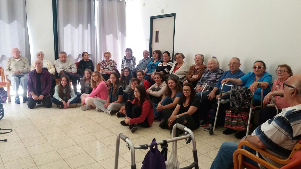 המפגש בין התלמידים לשורדי השואה (צילום: עמותת שילה)