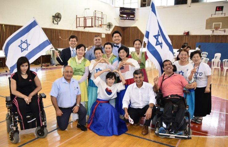 הנוצרים הקוריאנים בביקור במרכז עמותת איל"ן (צילום: נחום סגל)