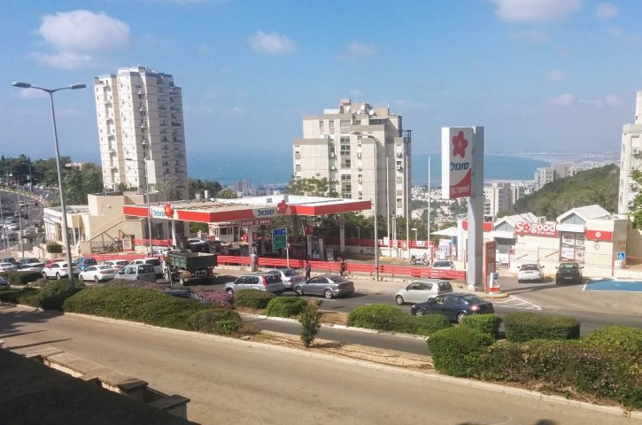 תחנת הדלק סונול בכניסה לדניה (צילום: אביב שילה)