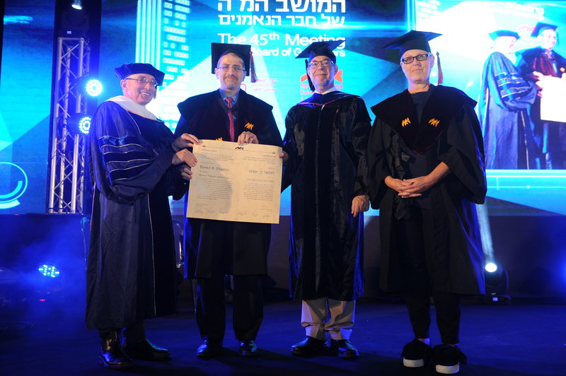 דן שפירו מקבל תואר דוקטור לשם כבוד (צילום: דוברות אוניברסיטת חיפה)