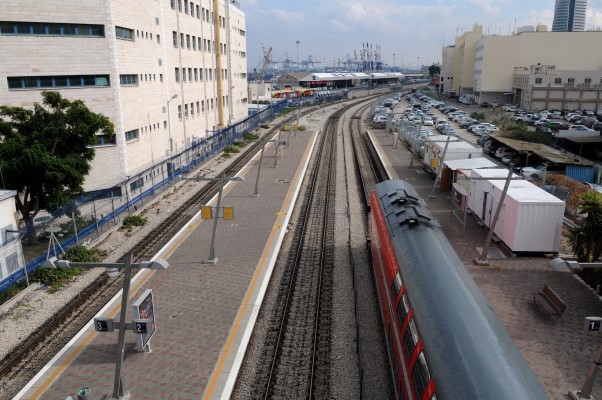 מסילת הרכבת והחיץ בין הים לעיר (צילום: רמי שלוש)