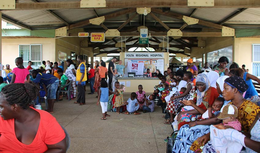 מטופלים ממתינים בבית החולים המאולתר בעיירה הו בגאנה (צילום: דוברות הקריה הרפואית רמב"ם)