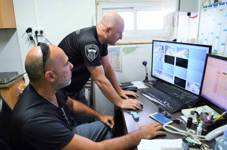 המוקד המבצעי של עיריית חיפה (צילום: ראובן כהן)