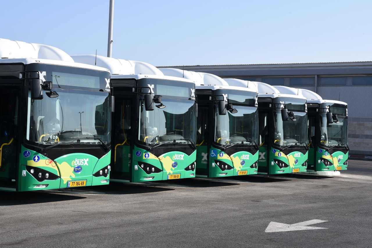 צי האוטובוסים החשמליים החדש (צילום: הקרן הקיימת לישראל)