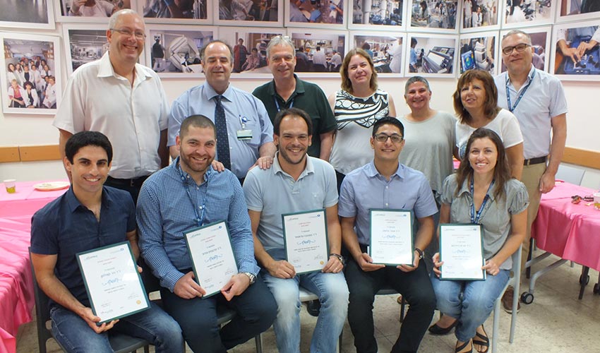 הסטאז'רים המצטיינים וחברי הנהלת המרכז הרפואי כרמל (צילום: אלי דדון)