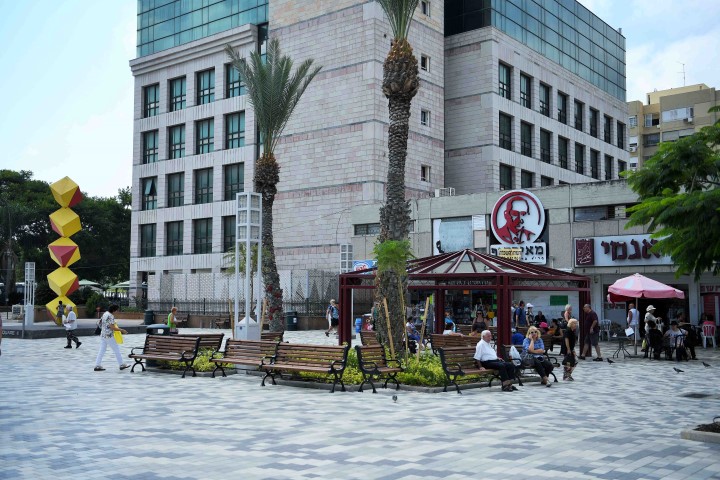 כיכר מאירהוף המשופצת (צילום: ראובן כהן)