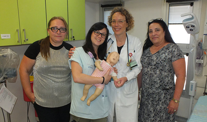 רינה דהן, מרינה לויש, ד"ר מיוריאל קונופניקי ובובת ההחייאה (צילום: אלי דדון)