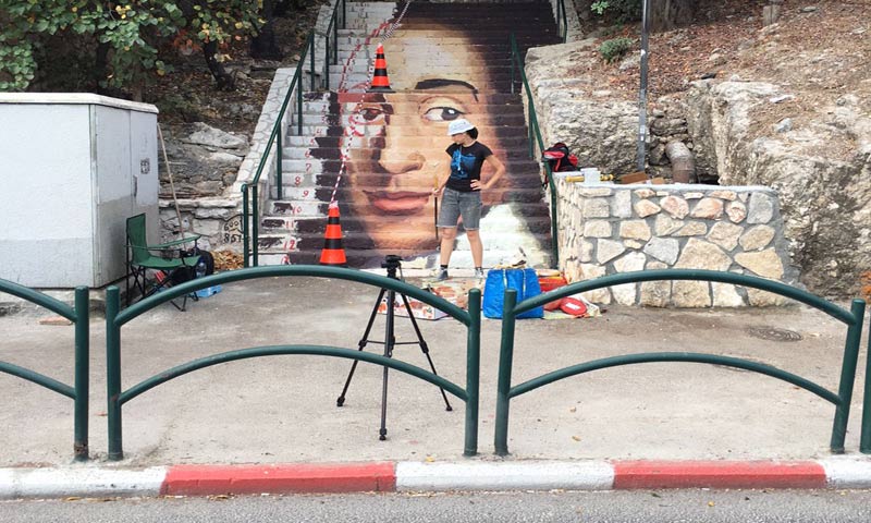 דיוקנו של ברוך שפינוזה על המדרגות (צילום: ולנטין בלוקוננקו)