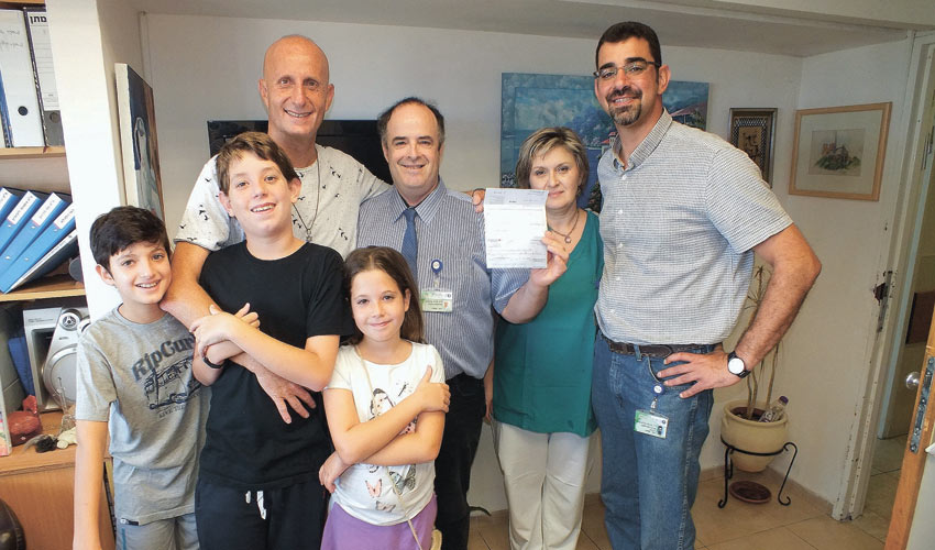 אלון גל, שלושת ילדיו, ד”ר אריה ביטרמן, אנשי צוות המחלקה והתרומה (צילום: אלי דדון)