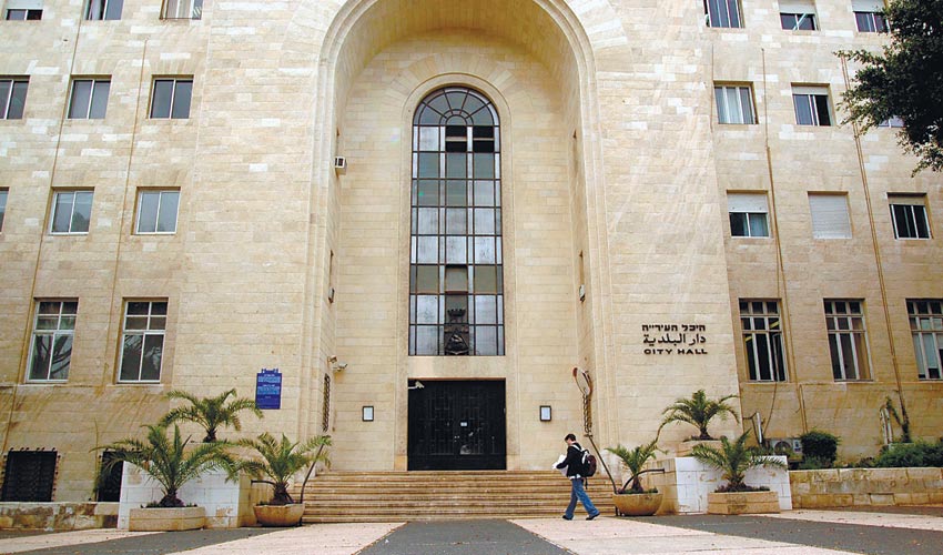 בניין עיריית חיפה. מישהו שם כנראה אוהב מאוד כדורעף שכונתי (צילום: יפית שקאלו)