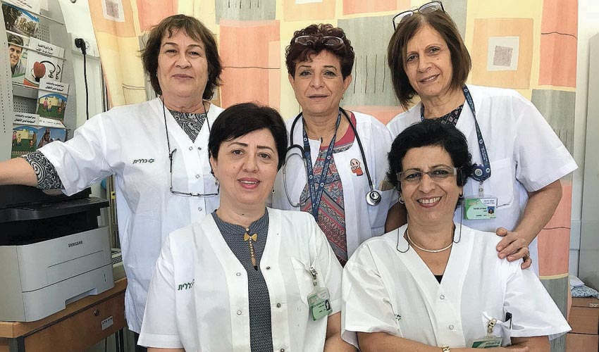 ד”ר טטיאנה גדבאן (משמאל למטה) וצוות המרפאה (צילום: דוברות שירותי בריאות כללית)