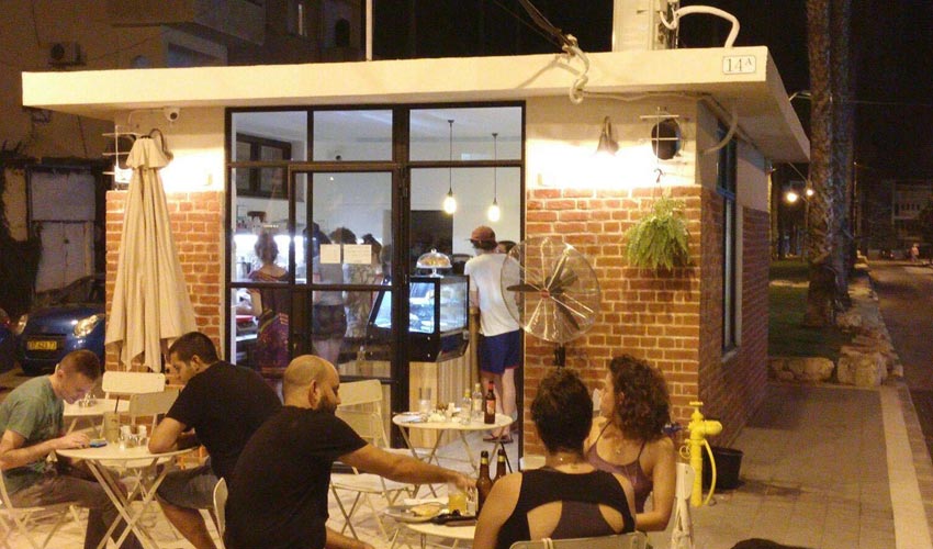 מילהאוס. מעוצב כמו בתי הקפה בשדרות רוטשילד בתל אביב (צילום: נעמה סובול)