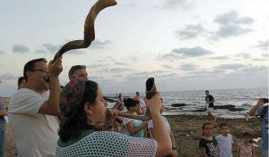 אנשי קהילת אהל אברהם בטקס תשליך בחוף הים (צילום: קהילת אהל אברהם)
