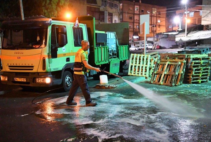 ניקוי שוק תלפיות (צילום: ראובן כהן)