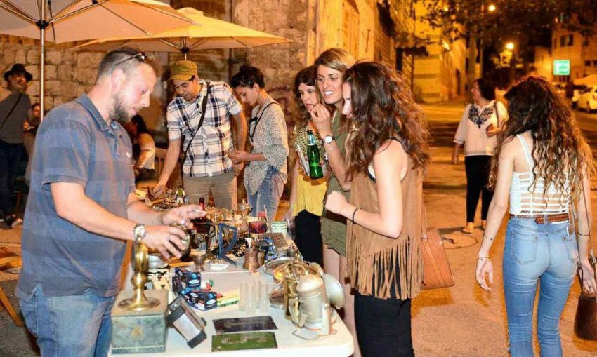 שוק הפשפשים (צילום: צבי רוגר. למצולמים אין קשר לכתבה)