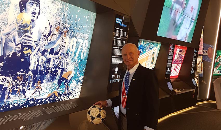 אברהם קליין במוזיאון פיפ"א בציריך. הטופ של הכדורגל העולמי (צילום: אור בריל)