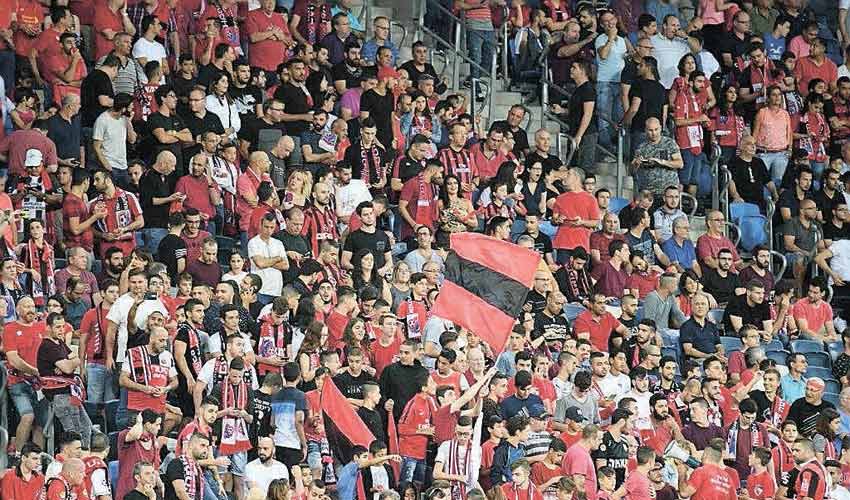 אוהדי הפועל. רכישה מספסרים פוגעת בהכנסות המועדון (צילום: צלמוס. למצולמים אין קשר לכתבה)