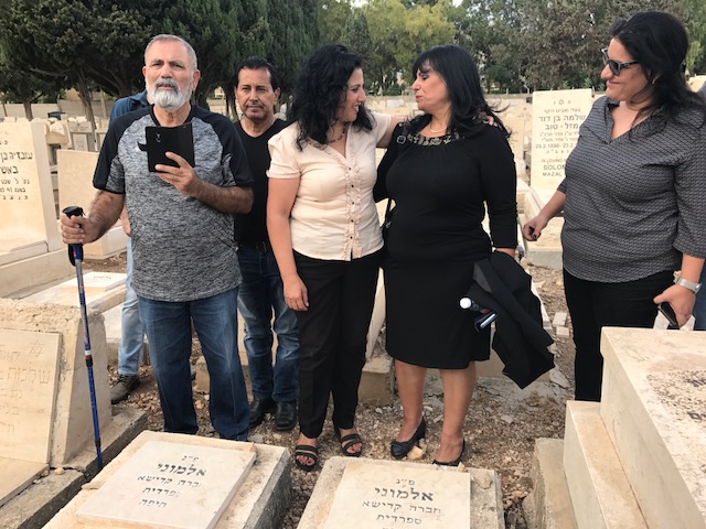 בני המשפחות וחברי ועדת הכנסת בבית העלמין זמיר בחיפה