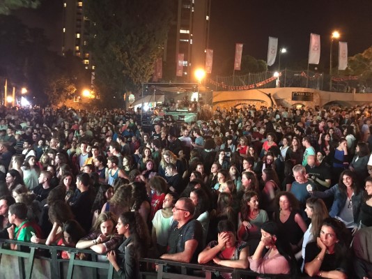 הצופים בהופעה של בלקן ביט בוקס בגן האם, אתמול בערב (צילום: דוברות עיריית חיפה)