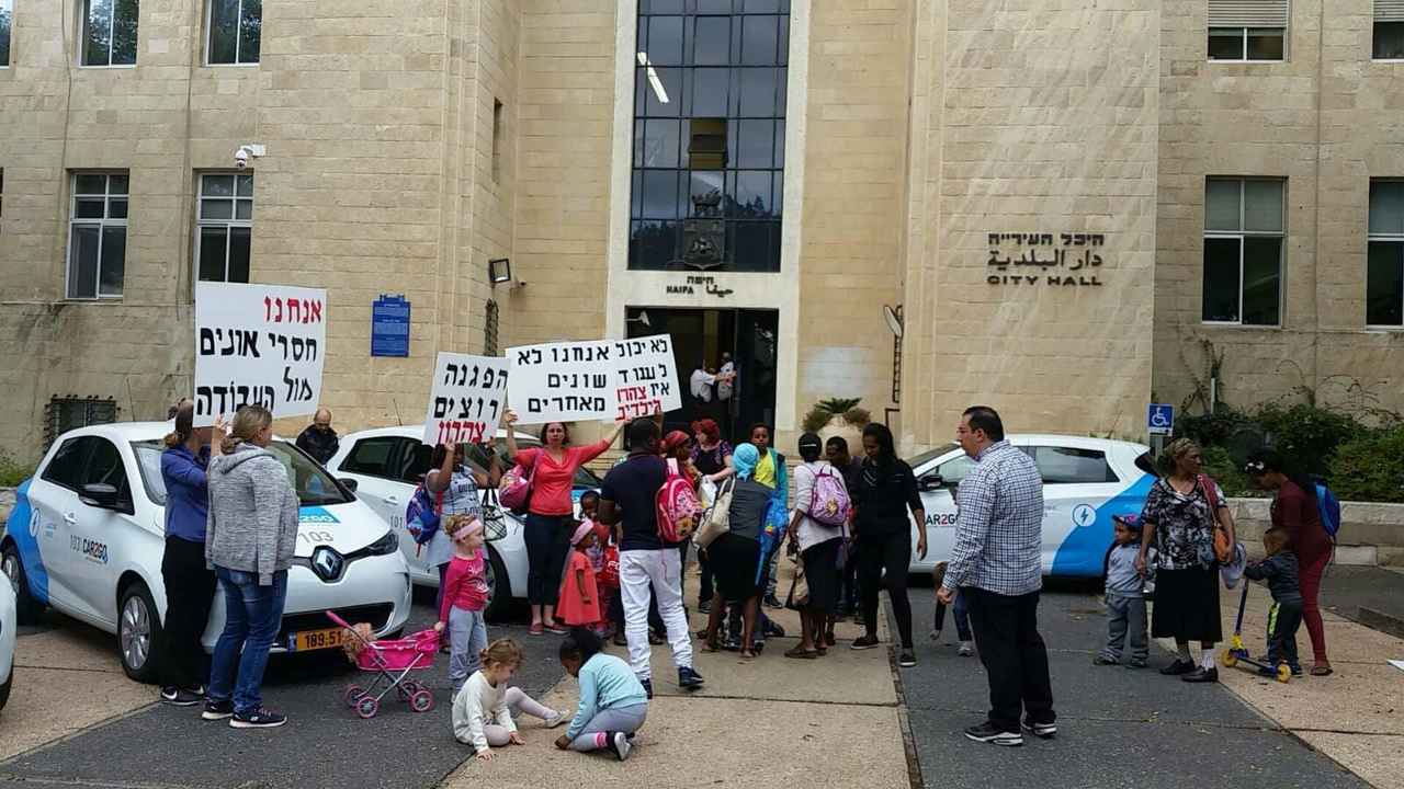הפגנת ההורים מול עיריית חיפה