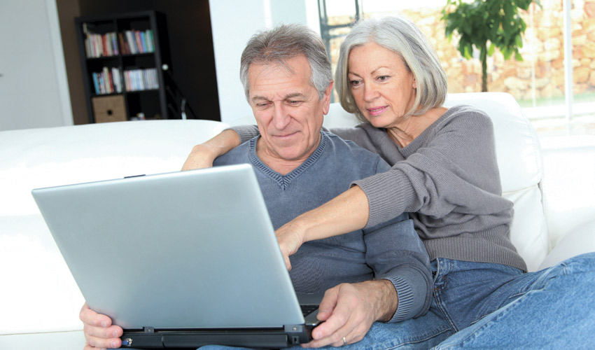 גמלאים גולשים באינטרנט (צילום: א.ס.א.פ קריאייטיב/INGIMAGE)