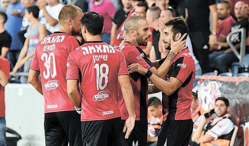 שחקני הפועל חיפה חוגגים על הפועל עכו. פלייאוף עליון לראשונה בעידן יואב כץ? (צילום: צלמוס)