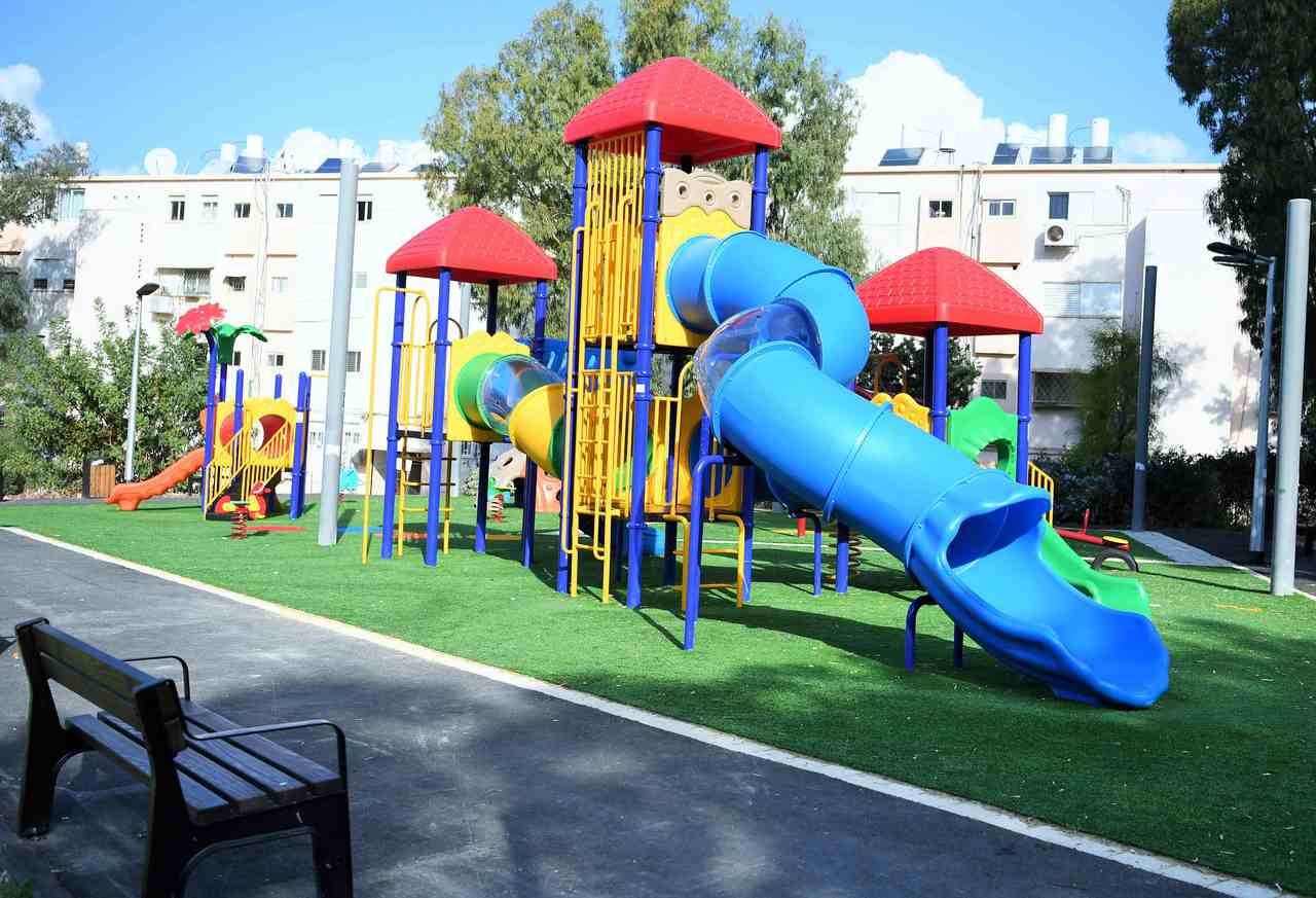 גן המשחקים ברחוב מרסיי (צילום: ראובן כהן)