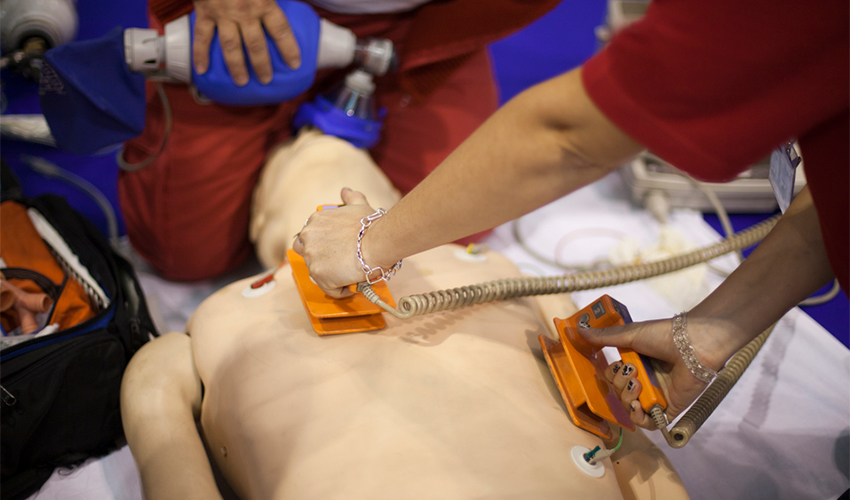 דפיברילטור. תודו שאתם מופתעים שבמתחם קרית חיים אין מעשיר כזה (צילום: א.ס.א.פ קריאייטיב/INGIMAGE)