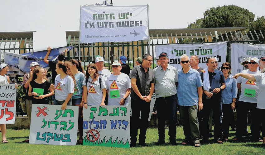 הפגנת ראשי הרשויות בעמק והתושבים נגד הקמת שדה התעופה ברמת דוד (צילום: דוברות המועצה האזורית מגידו)