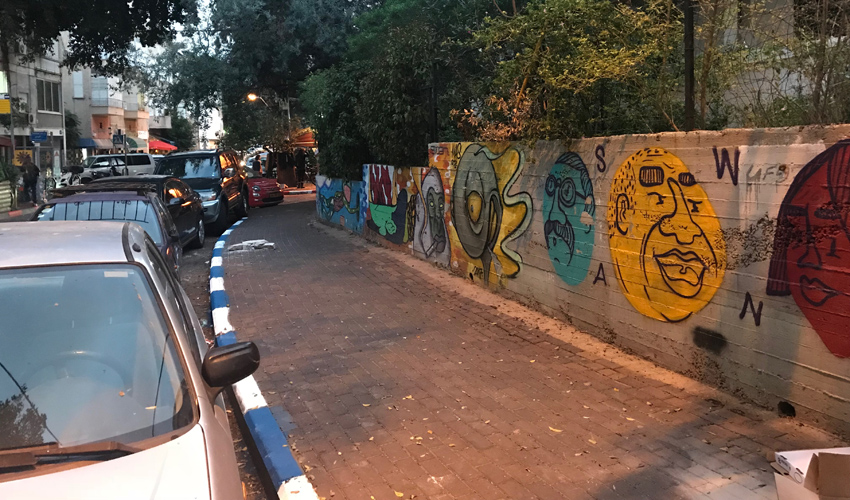 חניות צבועות בכחול-לבן ברחוב מסדה