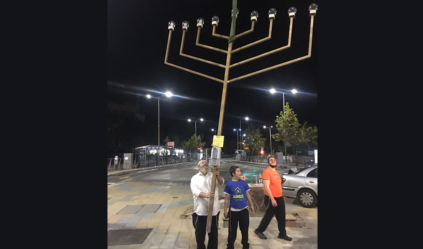 פעילי חב"ד בחיפה מציבים חנוכייה