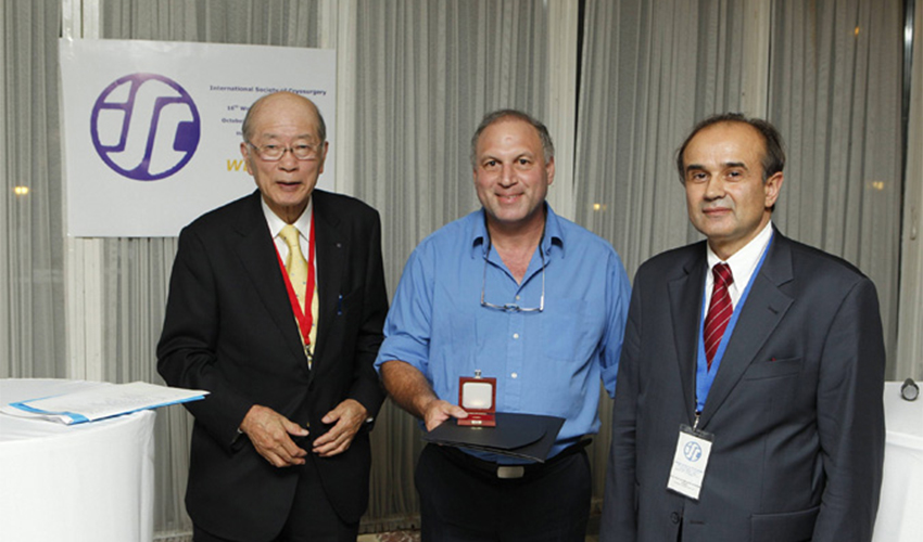פרופ' ירון הר-שי עם מדליית זהב בפלסטיקה (צילום: אלי דדון)