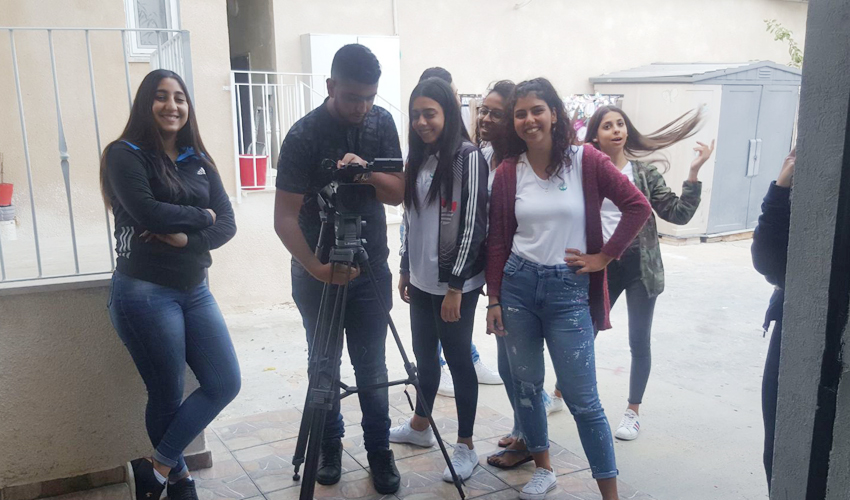 תלמידי אלמותנבי בזמן עריכת הסרטון (צילום: בית הספר אלמותנבי)