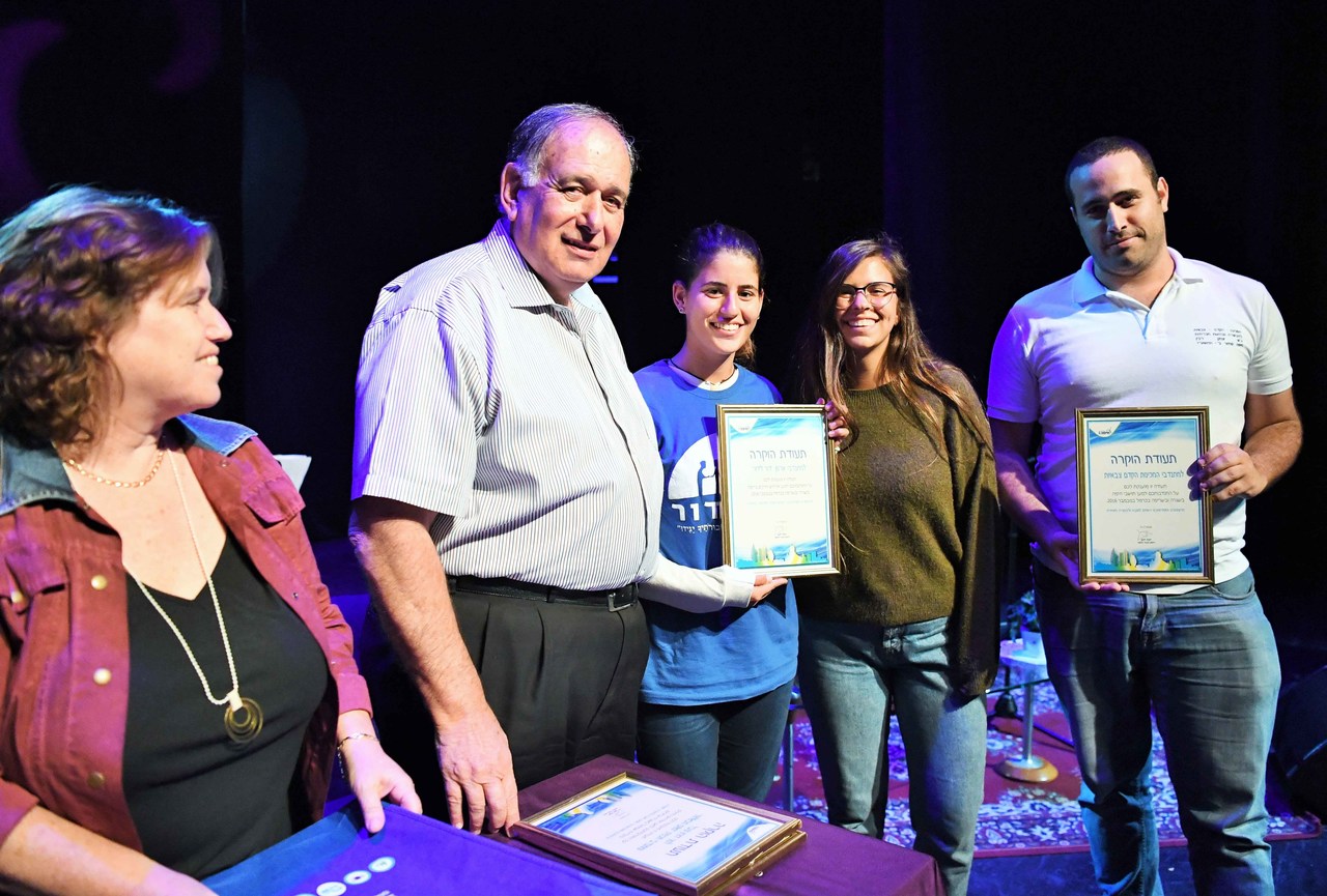 חניכי המכינות הקדם צבאיות מקבלים את תעודת ההוקרה (צילום: ראובן כהן)