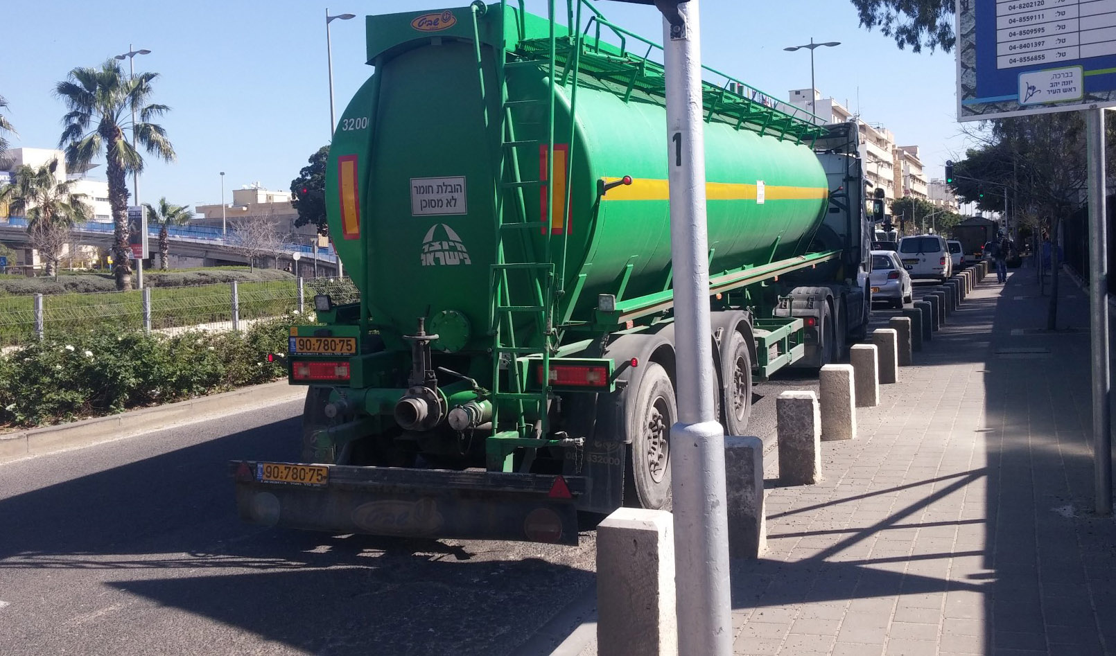 משאית בעיר התחתית (צילום: רמי שלוש)