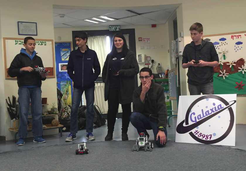 צוות מגמת הרובוטיקה של תלמידי התיכון בריאלי (צילום: בית הספר הריאלי)