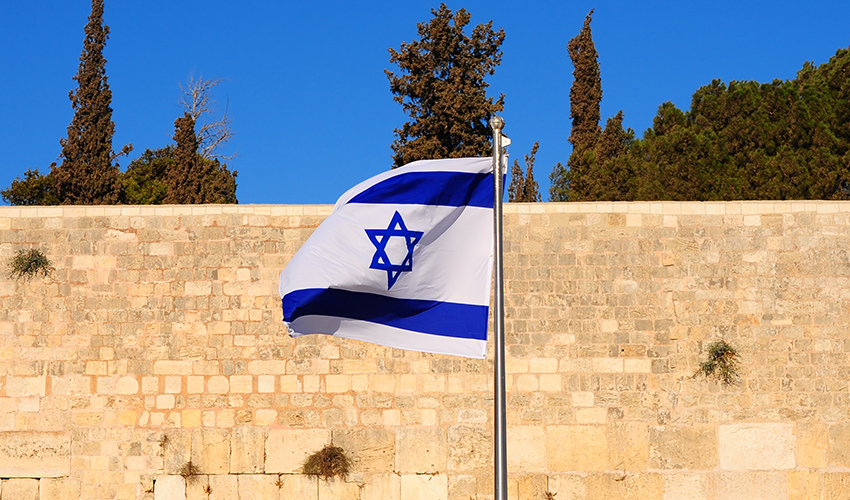 דגל ישראל מתנוסס מעל הכותל המערבי (צילום: צ א.ס.א.פ קריאייטיב/INGIMAGE)