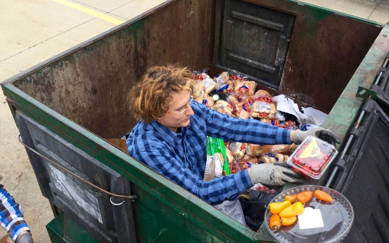 סם טרויר אוסף מזון מהפח (צילום: רוב גרינפלד)