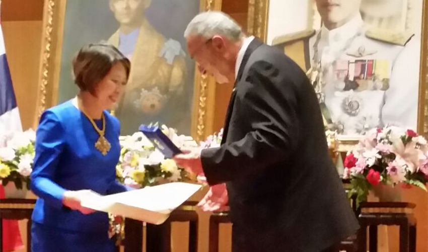 עוד יוסף גילאור מקבל את תואר האבירות משגרירת תאילנד בישראל פנפראפה וונגקוביט (צילום: עופר עמר)