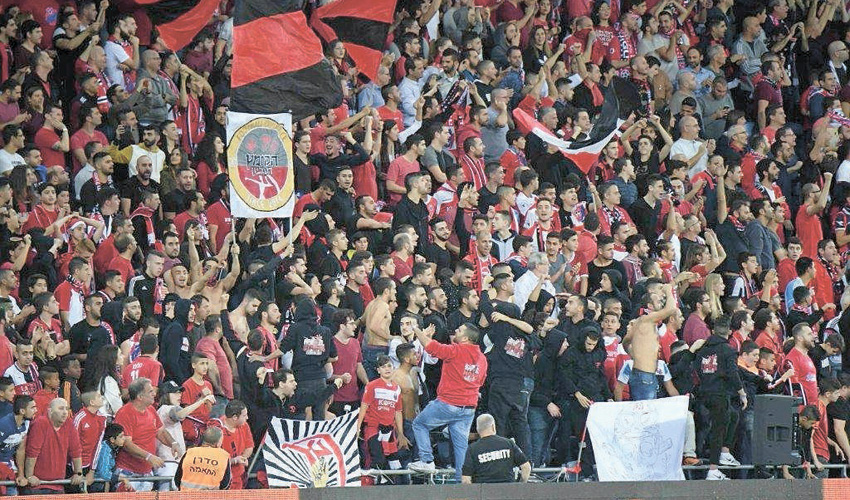 הקהל האדום בדרבי. יש סדרן בקהל? (צילום: צלמוס)