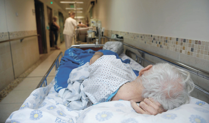 קשיש במסדרון בבית חולים (צילום: מורן מעיין)