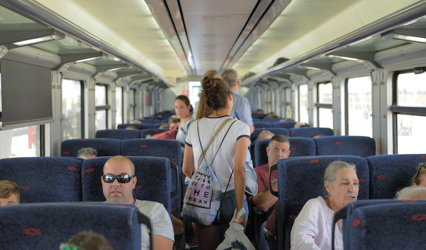 נוסעים ברכבת העמק (צילום: גיל אליהו)