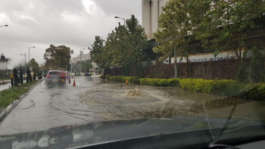 הצפה בכביש חטיבת גולני (צילום: דוברות איחוד הצלה כרמל)