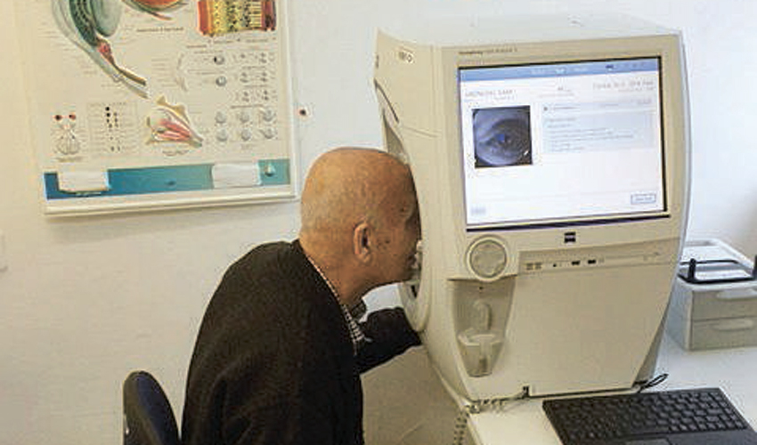 המכשיר לבדיקה ממוחשבת של שדה הראייה (צילום: דוברות שירותי בריאות כללית)