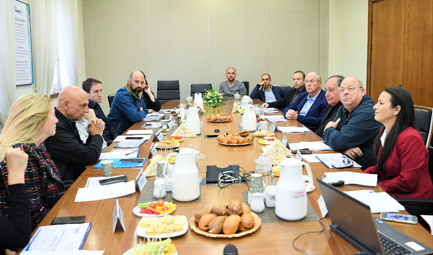 נציגי רשות החדשנות בישיבה בעיריית חיפה (צילום: ראובן כהן)