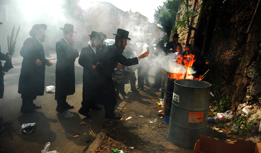 ביעור חמץ בחיפה (צילום: רמי שלוש)